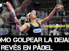 Cómo golpear la dejada de revés en pádel, con Alejandra Salazar