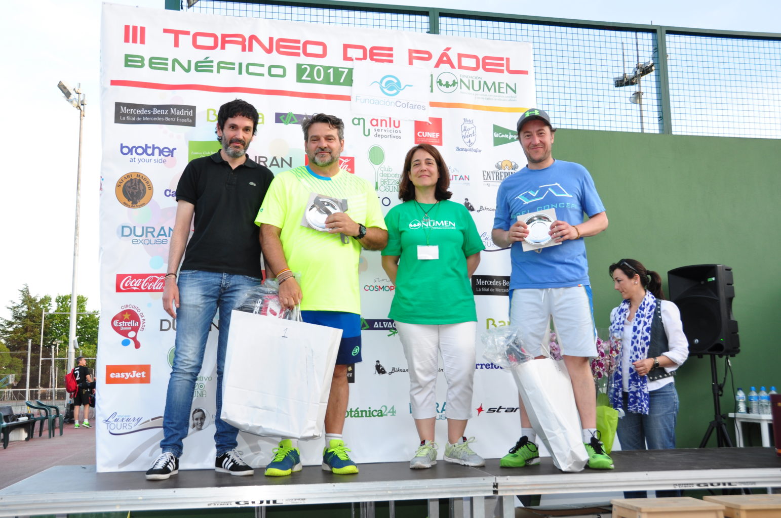 Mercedes Moneo, presidenta de Fundación NUMEN y Francisco de Asís Fernández Camacho, asesor de la Concejala Presidenta de Distrito San Blas Canillejas, Marta Gómez Lahoz, con los ganadores de categoría masculina.