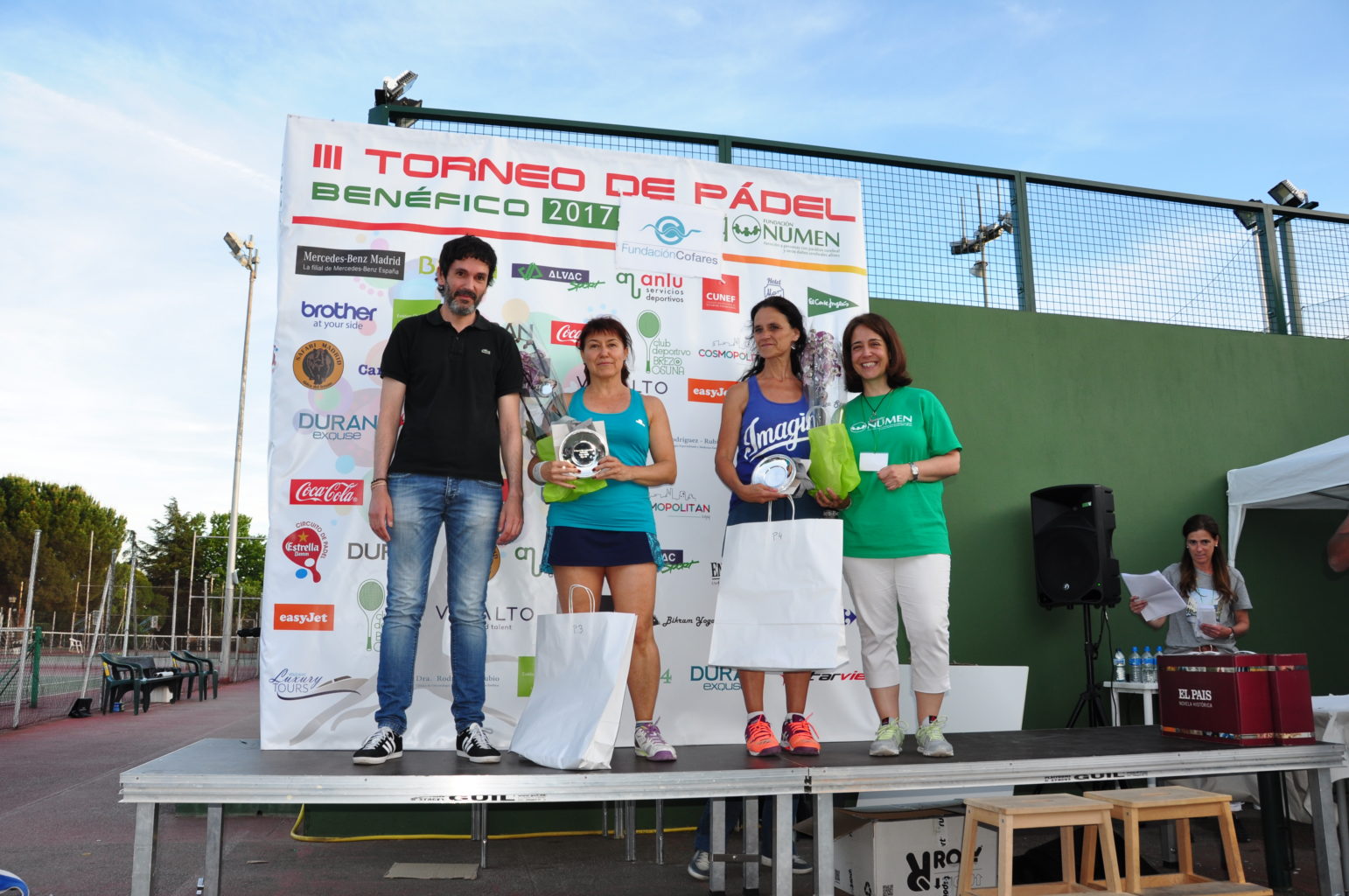 Mercedes Moneo, presidenta de Fundación NUMEN y Francisco de Asís Fernández Camacho, asesor de la Concejala Presidenta de Distrito San Blas Canillejas, Marta Gómez Lahoz, con las ganadoras de categoría femenina.