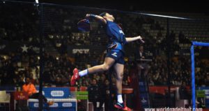 Foto de World Padel Tour - remate en el pádel