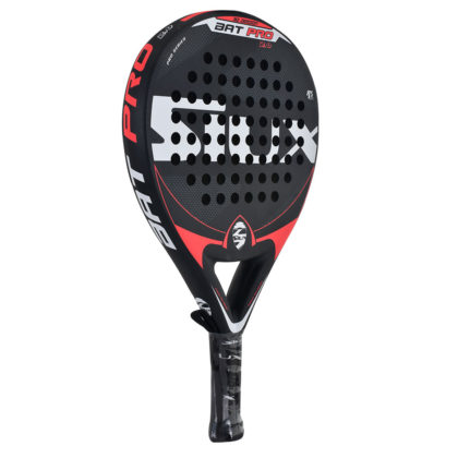 Siux anuncia el lanzamiento de la Siux Bat Pro 2.0. Este modelo es uno de los m&aacute;s adquiridos por jugadores de nivel intermedio y en su nueva edici&oacute;n cuenta con novedades en su estructura. Con un nuevo molde, la Bat Pro 2.0 incorpora un refuerzo en el marco para evitar las vibraciones que se pueden producir al golpear la pelota. Otra de sus novedades es el acabado. La nueva Siux Bat Pro 2.0 deja de lado el brillo para apostar por el mate y una superficie arenosa. Esto aporta una mayor facilidad de ejecuci&oacute;n en los golpes con efecto. En su estructura externa incorpora un tubular de carbono, lo que consigue darle una gran resistencia y durabilidad, al tiempo que aumenta la potencia de la pala. Por otro lado, las caras de fibra de vidrio proporcionan flexibilidad al golpeo. Debido a la reducci&oacute;n de las vibraciones, la Siux Bat Pro 2.0 est&aacute; especialmente recomendada para jugadores de p&aacute;del propensos a sufrir epicondilitis o dolores en el codo. Esto es posible, adem&aacute;s de con el refuerzo del marco, gracias a su n&uacute;cleo de goma EVA Ultrasoft, que aumenta la amortiguaci&oacute;n del golpeo. Este n&uacute;cleo proporciona tambi&eacute;n un mayor control en cada golpe sobre la bola. El renovado modelo Siux Bat Pro 2.0 ofrece el mejor equilibrio entre control y potencia gracias a su forma redonda y balance medio. Con esta pala los jugadores podr&aacute;n disfrutar de la mejor polivalencia en la pista.