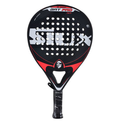 Siux anuncia el lanzamiento de la Siux Bat Pro 2.0. Este modelo es uno de los m&aacute;s adquiridos por jugadores de nivel intermedio y en su nueva edici&oacute;n cuenta con novedades en su estructura. Con un nuevo molde, la Bat Pro 2.0 incorpora un refuerzo en el marco para evitar las vibraciones que se pueden producir al golpear la pelota. Otra de sus novedades es el acabado. La nueva Siux Bat Pro 2.0 deja de lado el brillo para apostar por el mate y una superficie arenosa. Esto aporta una mayor facilidad de ejecuci&oacute;n en los golpes con efecto. En su estructura externa incorpora un tubular de carbono, lo que consigue darle una gran resistencia y durabilidad, al tiempo que aumenta la potencia de la pala. Por otro lado, las caras de fibra de vidrio proporcionan flexibilidad al golpeo. Debido a la reducci&oacute;n de las vibraciones, la Siux Bat Pro 2.0 est&aacute; especialmente recomendada para jugadores de p&aacute;del propensos a sufrir epicondilitis o dolores en el codo. Esto es posible, adem&aacute;s de con el refuerzo del marco, gracias a su n&uacute;cleo de goma EVA Ultrasoft, que aumenta la amortiguaci&oacute;n del golpeo. Este n&uacute;cleo proporciona tambi&eacute;n un mayor control en cada golpe sobre la bola. El renovado modelo Siux Bat Pro 2.0 ofrece el mejor equilibrio entre control y potencia gracias a su forma redonda y balance medio. Con esta pala los jugadores podr&aacute;n disfrutar de la mejor polivalencia en la pista.