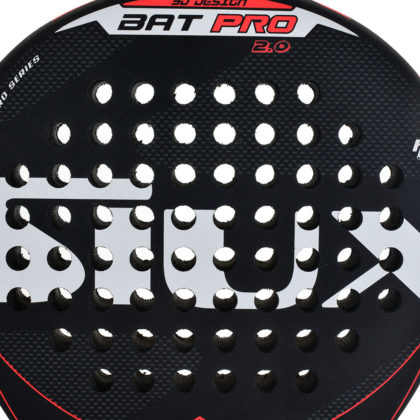 Siux anuncia el lanzamiento de la Siux Bat Pro 2.0. Este modelo es uno de los m&aacute;s adquiridos por jugadores de nivel intermedio y en su nueva edici&oacute;n cuenta con novedades en su estructura. Con un nuevo molde, la Bat Pro 2.0 incorpora un refuerzo en el marco para evitar las vibraciones que se pueden producir al golpear la pelota. Otra de sus novedades es el acabado. La nueva Siux Bat Pro 2.0 deja de lado el brillo para apostar por el mate y una superficie arenosa. Esto aporta una mayor facilidad de ejecuci&oacute;n en los golpes con efecto. En su estructura externa incorpora un tubular de carbono, lo que consigue darle una gran resistencia y durabilidad, al tiempo que aumenta la potencia de la pala. Por otro lado, las caras de fibra de vidrio proporcionan flexibilidad al golpeo. Debido a la reducci&oacute;n de las vibraciones, la Siux Bat Pro 2.0 est&aacute; especialmente recomendada para jugadores de p&aacute;del propensos a sufrir epicondilitis o dolores en el codo. Esto es posible, adem&aacute;s de con el refuerzo del marco, gracias a su n&uacute;cleo de goma EVA Ultrasoft, que aumenta la amortiguaci&oacute;n del golpeo. Este n&uacute;cleo proporciona tambi&eacute;n un mayor control en cada golpe sobre la bola. El renovado modelo Siux Bat Pro 2.0 ofrece el mejor equilibrio entre control y potencia gracias a su forma redonda y balance medio. Con esta pala los jugadores podr&aacute;n disfrutar de la mejor polivalencia en la pista.
