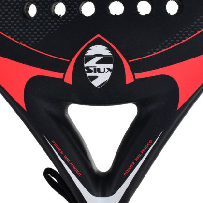 Siux anuncia el lanzamiento de la Siux Bat Pro 2.0. Este modelo es uno de los m&aacute;s adquiridos por jugadores de nivel intermedio y en su nueva edici&oacute;n cuenta con novedades en su estructura. Con un nuevo molde, la Bat Pro 2.0 incorpora un refuerzo en el marco para evitar las vibraciones que se pueden producir al golpear la pelota. Otra de sus novedades es el acabado. La nueva Siux Bat Pro 2.0 deja de lado el brillo para apostar por el mate y una superficie arenosa. Esto aporta una mayor facilidad de ejecuci&oacute;n en los golpes con efecto. En su estructura externa incorpora un tubular de carbono, lo que consigue darle una gran resistencia y durabilidad, al tiempo que aumenta la potencia de la pala. Por otro lado, las caras de fibra de vidrio proporcionan flexibilidad al golpeo. Debido a la reducci&oacute;n de las vibraciones, la Siux Bat Pro 2.0 est&aacute; especialmente recomendada para jugadores de p&aacute;del propensos a sufrir epicondilitis o dolores en el codo. Esto es posible, adem&aacute;s de con el refuerzo del marco, gracias a su n&uacute;cleo de goma EVA Ultrasoft, que aumenta la amortiguaci&oacute;n del golpeo. Este n&uacute;cleo proporciona tambi&eacute;n un mayor control en cada golpe sobre la bola. El renovado modelo Siux Bat Pro 2.0 ofrece el mejor equilibrio entre control y potencia gracias a su forma redonda y balance medio. Con esta pala los jugadores podr&aacute;n disfrutar de la mejor polivalencia en la pista.