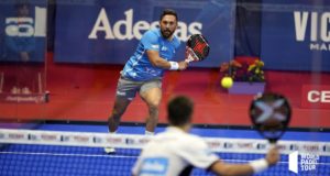Cómo jugar desde el fondo de pista en pádel