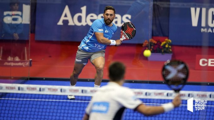 Cómo jugar desde el fondo de pista en pádel Cómo jugar desde el fondo de pista en pádel