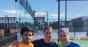 Carlos Sainz y Carlos Sainz Jr: de las cuatro ruedas a la pista de pádel con Paquito Navarro