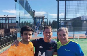 Carlos Sainz y Carlos Sainz Jr: de las cuatro ruedas a la pista de pádel con Paquito Navarro