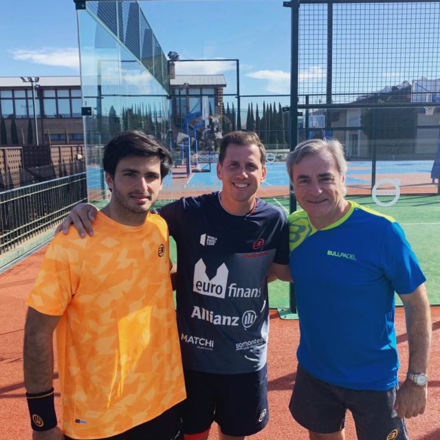 Carlos Sainz Jr, Paquito Navarro y Carlos Sainz Carlos Sainz y Carlos Sainz Jr: de las cuatro ruedas a la pista de pádel con Paquito Navarro