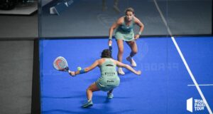 Quién debería ir a por la bola del medio en el fondo de la pista