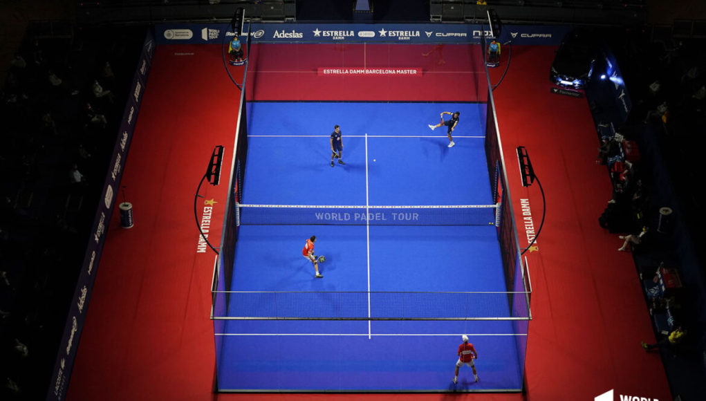 panoramica-semifinales-estrella-damm-barcelona-master-2020-1170x780 (2) ¿Se puede decir en una frase por qué nos gusta el pádel? Cada vez que me preguntan el porqué, no sé dar una explicación clara. El pádel me gusta y punto. Hasta hace quince años no tenía ni idea de lo que era el pádel. Creo que como a la mayoría de personas que han terminado enganchadas a este deporte, fue gracias a un amigo que un buen día me propuso echar un partido y hasta hoy. Como cualquiera que haya jugado el tenis, en general se disfruta bastante por que empiezas ya con una base, excepto por el tema de las paredes que hasta que te acostumbras es lioso no lo siguiente. Es un deporte que una vez que juegas quieres repetir pero, ¿por qué? Es difícil expresarlo con palabras. Para saber por qué gusta el pádel es necesario probarlo. Te salga un partido bueno o uno horrible, da igual, nada más terminar ya estás pensando cuando vas a volver a jugar. Podría decir que es un gustazo cuando sacas una bola fuera de la pista pero no es lo que más disfruto en una pista de pádel. Una volea de revés cruzada a la reja, una bajada de pared, esa dejada a la que es imposible llegar… O esos puntos interminables que aunque los pierdas los has disfrutado. Hoy te da igual lo que pase, sabes que esta noche toca pádel y nadie te lo va a estropear, ¡como si es lunes! Los días con pádel son distintos, ¿por qué? porque hay pádel y punto. Sin duda el peor momento en la pista de pádel es cuando ves que los que tienen reservada la pista después de ti se acerquen a la puerta. Y tú pensando “¡no puede ser!” pero sí, ya ha pasado hora y media. Pufff, y ahora a esperar hasta el próximo día. Pero ahí no termina, porque el post partido también cuenta. El pádel es mucho más, ¿o acaso vosotros no os quedáis luego tomando algo con vuestros amigos mientras veis algún otro partido? Da igual del nivel que sea, se trata de disfrutar de la atmósfera del pádel. Y así una y otra vez, día tras día. Por que hay días en lo que sales tan asqueado en los que dices “paso de jugar durante una temporada” pero no puedes, y en menos de una semana ya estás reservando pista para jugar. Por que a ti lo que te gusta es el pádel da igual que hayas tenido un mal día.. ¡o diez! El pádel es una enfermedad de la que siempre recaes. Quizás sea porque lo puede jugar cualquiera, mejor o peor, o por el ambiente que lo rodea… simplemente nos gusta el pádel. Y a ti, ¿por qué te gusta el pádel? *Foto de portada de World Padel Tour