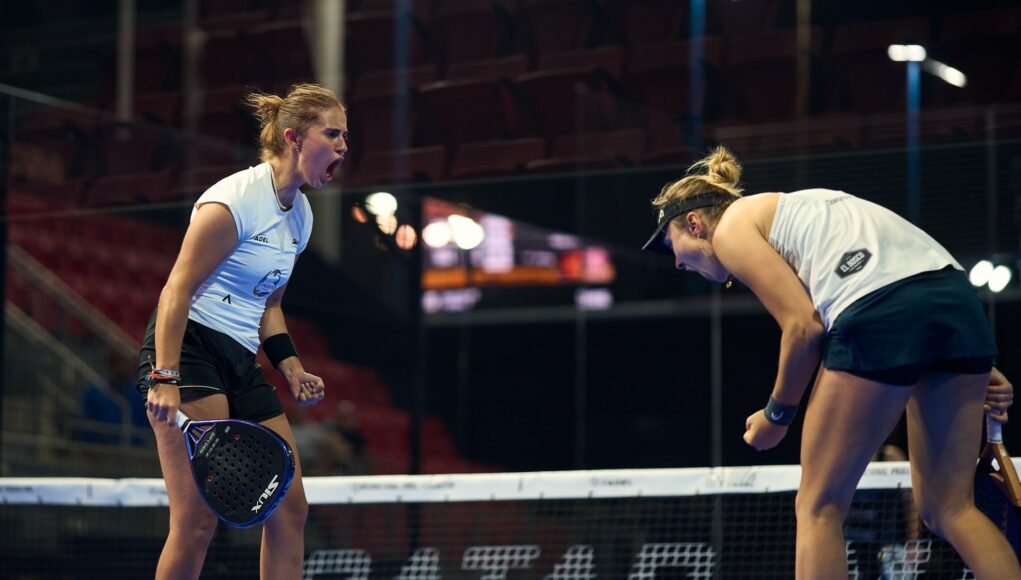 GH7nelJXEAAc5JD Ksenia Sharifova y Esther Carnicero se ganan el pase a los cuartos de final del Qatar Major Premier Padel