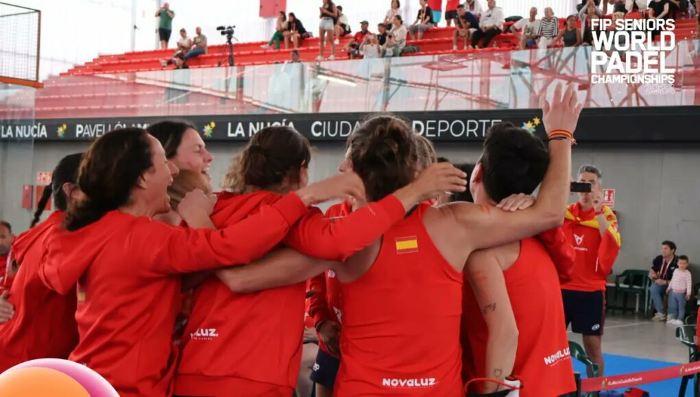GLX1AI4WkAA-W1a La selección femenina de España luchará por las medallas en el Mundial de Pádel de Veteranos tras vencer a Argentina