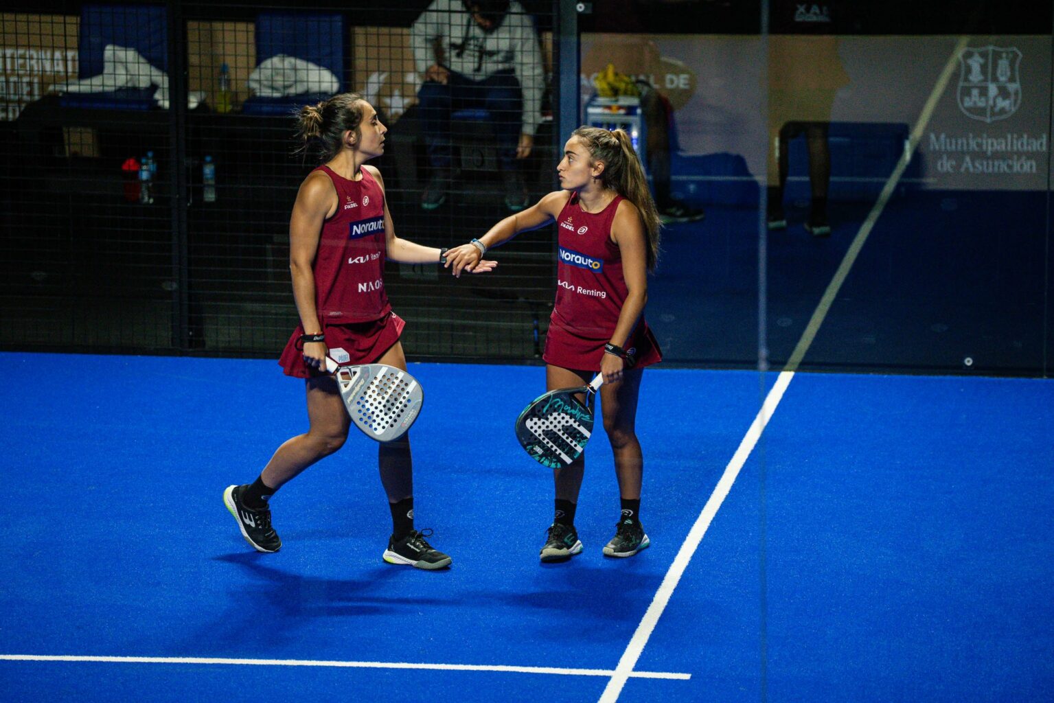 Claudia Jensen y Jessica Castelló remontan en su estreno en Paraguay
