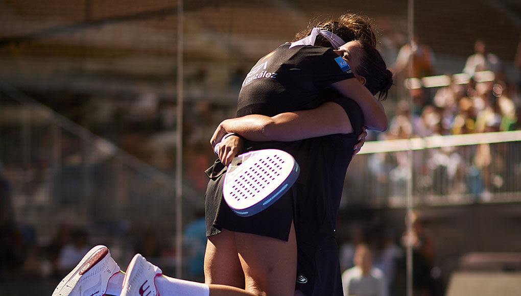 delfibeacampeonassevilla Delfi Brea y Bea González arrollan a las nº1 en la final del P2 de Sevilla