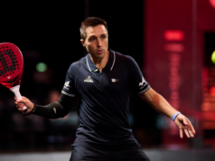 El Milano P1, última cita de la temporada del circuito Premier Padel, será The Last Dance de Fernando Belasteguin, uno de los mejores jugadores de pádel de todos los tiempos. Y el Allianz Cloud, por supuesto, se prepara para despedirlo como merece una leyenda que logró mantenerse en la cima del ranking mundial durante 16 años y que es uno de los deportistas más exitosos de la historia. A sus 45 años, Bela está escribiendo las páginas finales de su increíble historia, que culminará con una pala en la mano en Barcelona, durante las Premier Padel Finals, donde España ya tiene preparado un evento especial en su honor. Sin embargo, el público de Milán también quiere disfrutar del último Belasteguin, algo que solo fue posible a medias en 2023, cuando un problema en el codo lo obligó a retirarse antes de los octavos de final. Fue precisamente en la sala de prensa del Allianz Cloud donde el argentino anunció que 2024 sería su último año como profesional. Ahora que el año está llegando a su fin, las lágrimas comienzan a aparecer. Incluso el presidente de la FIP, Luigi Carraro, durante la conferencia de prensa de presentación del torneo, quiso rendir homenaje a Bela, a quien se dedicará un tributo similar al que Milán ofreció hace un año a Juan Martín Díaz, otra leyenda que, junto a Belasteguin, escribió páginas doradas de la historia del pádel.