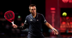 El Milano P1, última cita de la temporada del circuito Premier Padel, será The Last Dance de Fernando Belasteguin, uno de los mejores jugadores de pádel de todos los tiempos. Y el Allianz Cloud, por supuesto, se prepara para despedirlo como merece una leyenda que logró mantenerse en la cima del ranking mundial durante 16 años y que es uno de los deportistas más exitosos de la historia. A sus 45 años, Bela está escribiendo las páginas finales de su increíble historia, que culminará con una pala en la mano en Barcelona, durante las Premier Padel Finals, donde España ya tiene preparado un evento especial en su honor. Sin embargo, el público de Milán también quiere disfrutar del último Belasteguin, algo que solo fue posible a medias en 2023, cuando un problema en el codo lo obligó a retirarse antes de los octavos de final. Fue precisamente en la sala de prensa del Allianz Cloud donde el argentino anunció que 2024 sería su último año como profesional. Ahora que el año está llegando a su fin, las lágrimas comienzan a aparecer. Incluso el presidente de la FIP, Luigi Carraro, durante la conferencia de prensa de presentación del torneo, quiso rendir homenaje a Bela, a quien se dedicará un tributo similar al que Milán ofreció hace un año a Juan Martín Díaz, otra leyenda que, junto a Belasteguin, escribió páginas doradas de la historia del pádel.