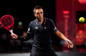 Milán se prepara para el ‘Last Dance’ de Fernando Belasteguín en el Milano Premier Padel P1 El Milano P1, última cita de la temporada del circuito Premier Padel, será The Last Dance de Fernando Belasteguin, uno de los mejores jugadores de pádel de todos los tiempos. Y el Allianz Cloud, por supuesto, se prepara para despedirlo como merece una leyenda que logró mantenerse en la cima del ranking mundial durante 16 años y que es uno de los deportistas más exitosos de la historia. A sus 45 años, Bela está escribiendo las páginas finales de su increíble historia, que culminará con una pala en la mano en Barcelona, durante las Premier Padel Finals, donde España ya tiene preparado un evento especial en su honor. Sin embargo, el público de Milán también quiere disfrutar del último Belasteguin, algo que solo fue posible a medias en 2023, cuando un problema en el codo lo obligó a retirarse antes de los octavos de final. Fue precisamente en la sala de prensa del Allianz Cloud donde el argentino anunció que 2024 sería su último año como profesional. Ahora que el año está llegando a su fin, las lágrimas comienzan a aparecer. Incluso el presidente de la FIP, Luigi Carraro, durante la conferencia de prensa de presentación del torneo, quiso rendir homenaje a Bela, a quien se dedicará un tributo similar al que Milán ofreció hace un año a Juan Martín Díaz, otra leyenda que, junto a Belasteguin, escribió páginas doradas de la historia del pádel.