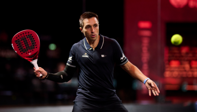 Milano Premier Padel P1: el adiós de Bela y la pelea por estar en las Premier Padel Finals marcan el último torneo de la temporada regular El Milano P1, última cita de la temporada del circuito Premier Padel, será The Last Dance de Fernando Belasteguin, uno de los mejores jugadores de pádel de todos los tiempos. Y el Allianz Cloud, por supuesto, se prepara para despedirlo como merece una leyenda que logró mantenerse en la cima del ranking mundial durante 16 años y que es uno de los deportistas más exitosos de la historia. A sus 45 años, Bela está escribiendo las páginas finales de su increíble historia, que culminará con una pala en la mano en Barcelona, durante las Premier Padel Finals, donde España ya tiene preparado un evento especial en su honor. Sin embargo, el público de Milán también quiere disfrutar del último Belasteguin, algo que solo fue posible a medias en 2023, cuando un problema en el codo lo obligó a retirarse antes de los octavos de final. Fue precisamente en la sala de prensa del Allianz Cloud donde el argentino anunció que 2024 sería su último año como profesional. Ahora que el año está llegando a su fin, las lágrimas comienzan a aparecer. Incluso el presidente de la FIP, Luigi Carraro, durante la conferencia de prensa de presentación del torneo, quiso rendir homenaje a Bela, a quien se dedicará un tributo similar al que Milán ofreció hace un año a Juan Martín Díaz, otra leyenda que, junto a Belasteguin, escribió páginas doradas de la historia del pádel.