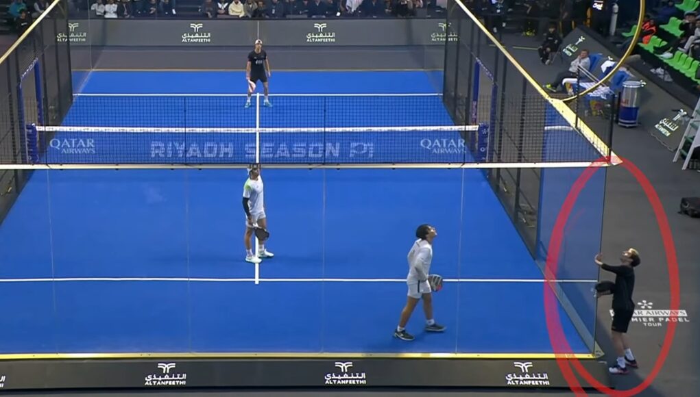 riyadhseasonpolemica Polémica arbitral en el Premier Padel Riyadh Season P1: ¿es buena o mala la acción de Franco Stupaczuk en las semifinales?