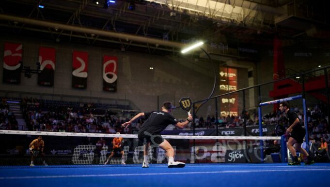 Dónde dirigir la bola en pádel: guía completa para elegir bien la dirección de tus golpes Dónde dirigir la bola en pádel: guía completa para elegir bien la dirección de tus golpes