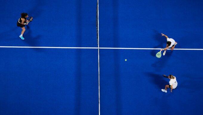 Por qué jugar en cruzado en pádel: la clave para cometer menos errores y ganar más puntos Por qué jugar en cruzado en pádel: la clave para cometer menos errores y ganar más puntos